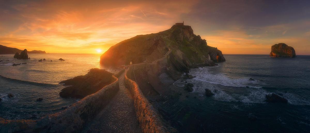 San Juan de Gaztelugatxe, en la localidad vizcaína de Bermeo, se ha popularizado gracias a la serie Juego de Tronos como lugar habitual de excursionistas y visitantes.