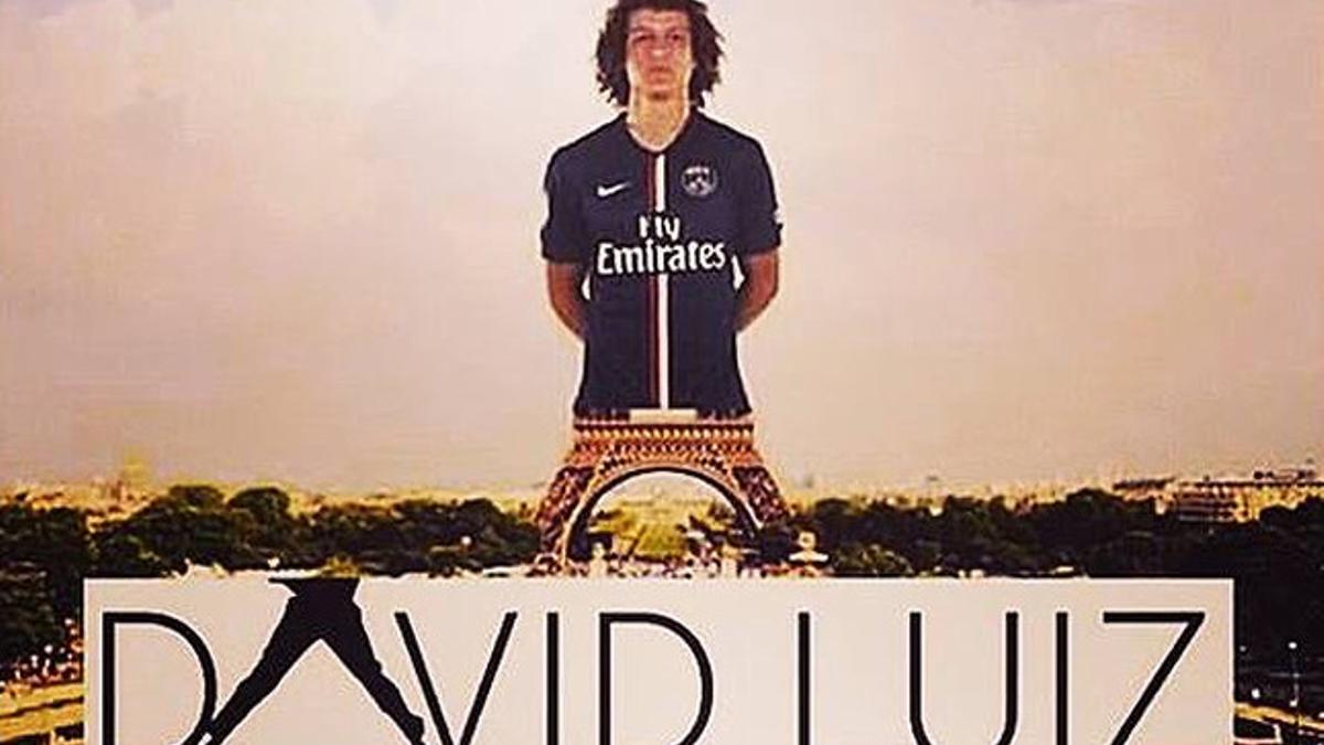 David Luiz, con las piernas abiertas a modo de Torre Eiffel, para que Luis Suárez pase la pelota