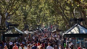 La Rambla de Barcelona, llena de gente paseando.