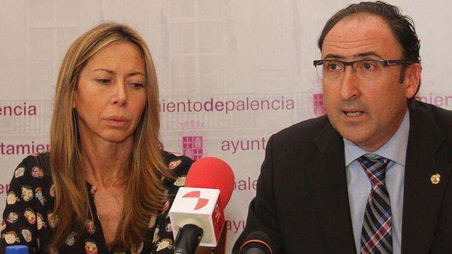 La concejal de Cultura, Carmen Fernández y el Alcalde de Palencia, Alfonso Polanco, comunican en rueda de prensa el robo