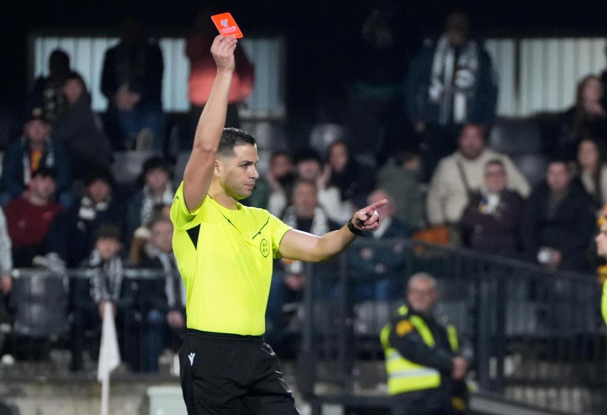 El árbitro del Castellón-Racing de Santander, a la hora de expulsar a Jérémy Mellot.
