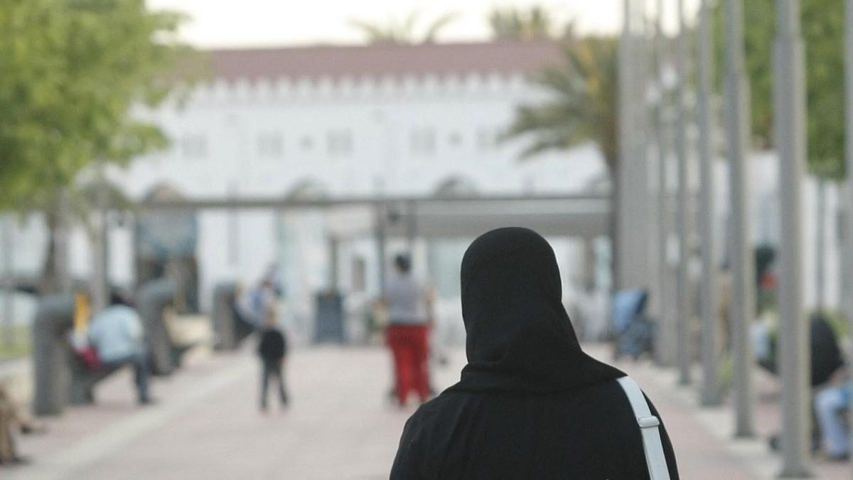 El nicab o burka cubre el cuerpo y la cara, mientras que el hiyab solamente el cabello