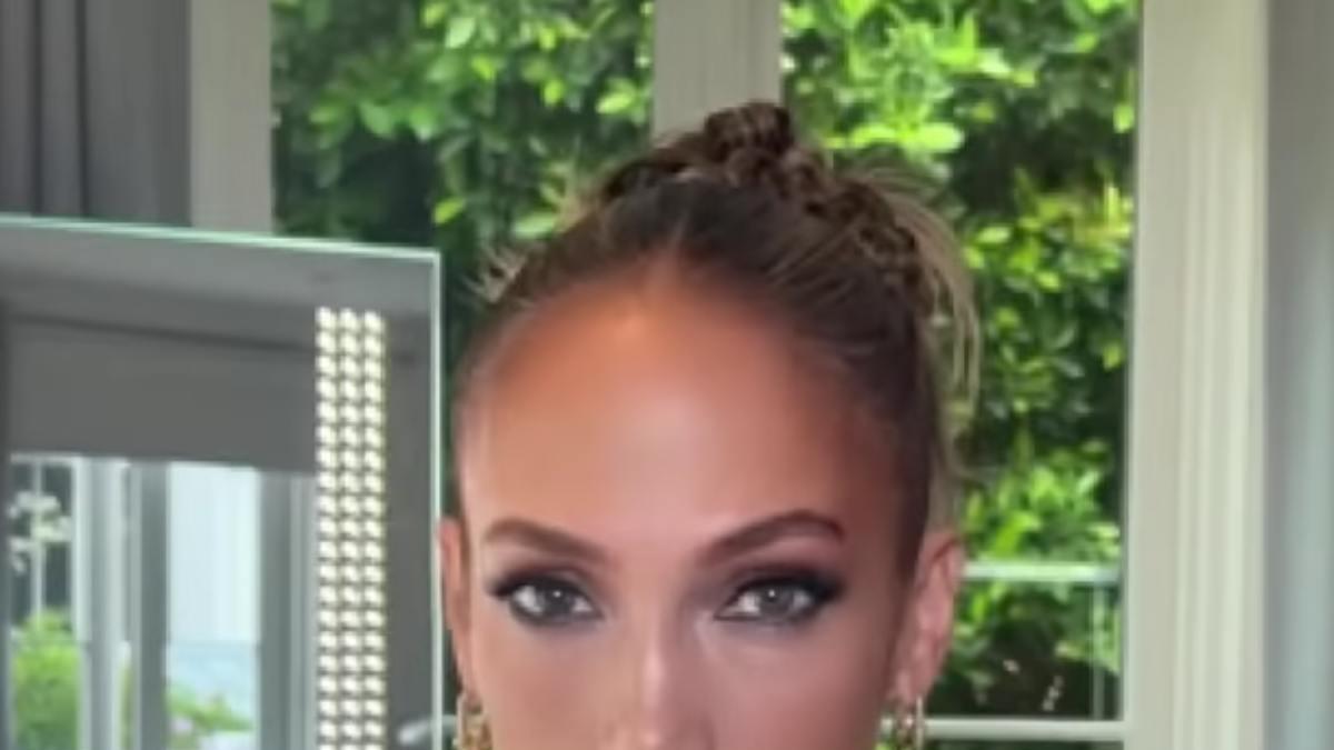 Jennifer Lopez demuestra que el blanco es su color con traje y peinado noventero