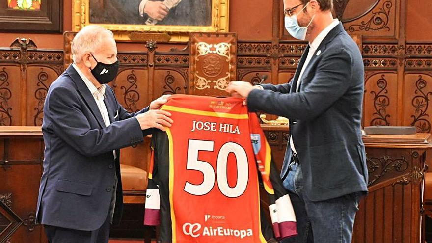 El presidente Mateo Martorell entregó una camiseta a Hila. | A. DE PALMA