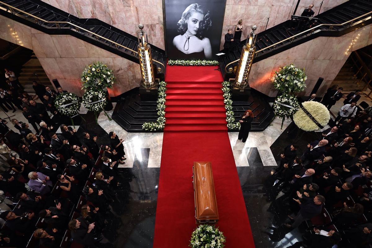 Homenaje a la actriz mexicana Silvia Pinal tras su fallecimiento en 2024.