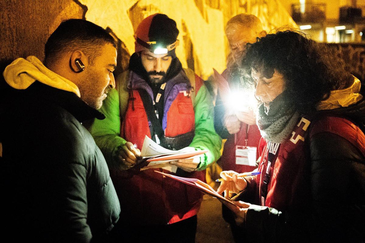 Voluntarios de Cruz Roja realizan el recuento de personas sin hogar en Zaragoza, este miércoles.