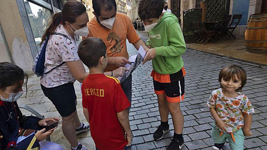  Covadonga Álvarez, sentada, tras dar la pista a Ángeles Cobo y su marido, Rodrigo González, junto a sus hijos Pablo, Andrés y Sergio.