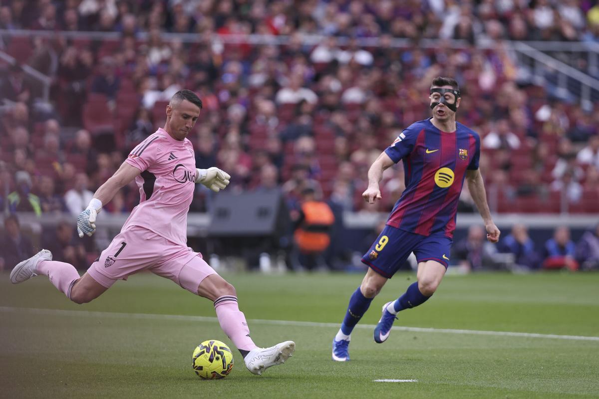 Odysseas Vlachodimos, durante el partido de LaLiga EA Sports disputado entre el FC Barcelona y el Sevilla FC en el Camp Nou