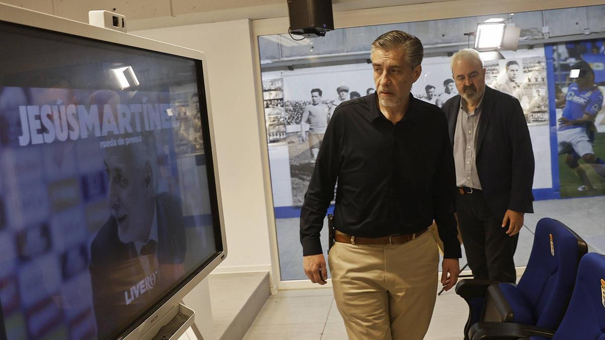 Martín Peláez y Manolo Paredes, frente a la pantalla en la que Jesús Martínez compareció ante los medios
