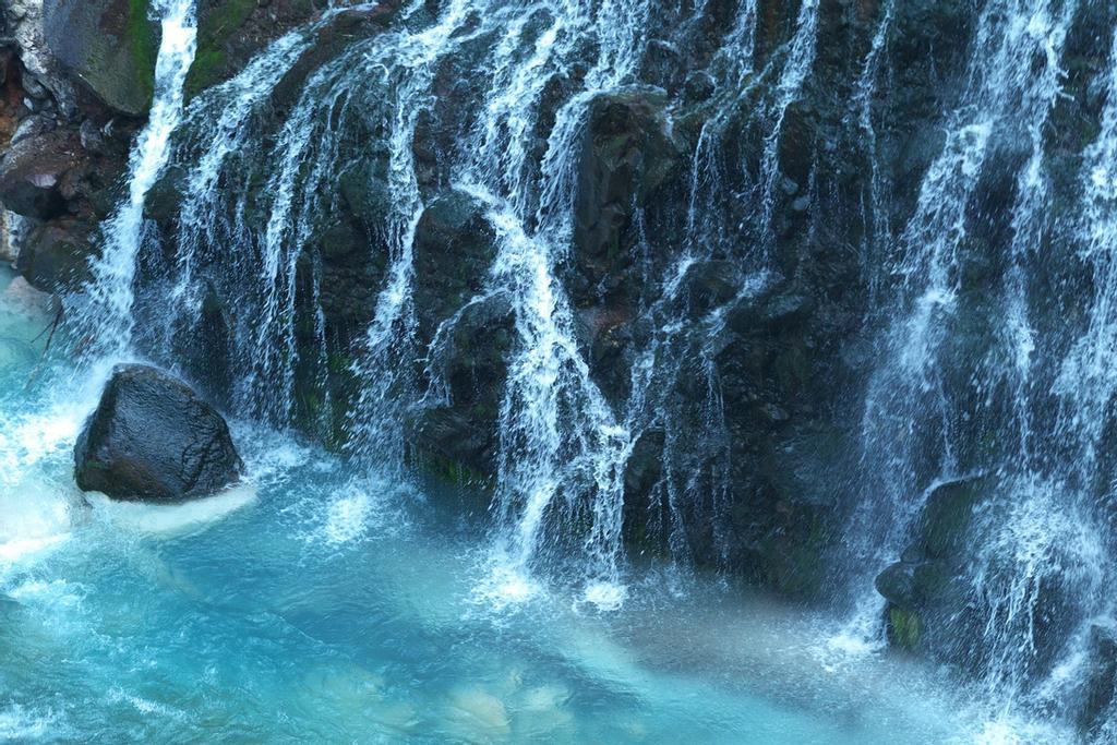 Aguas termales procedentes del Blue Pond, Shirogane Onsen.