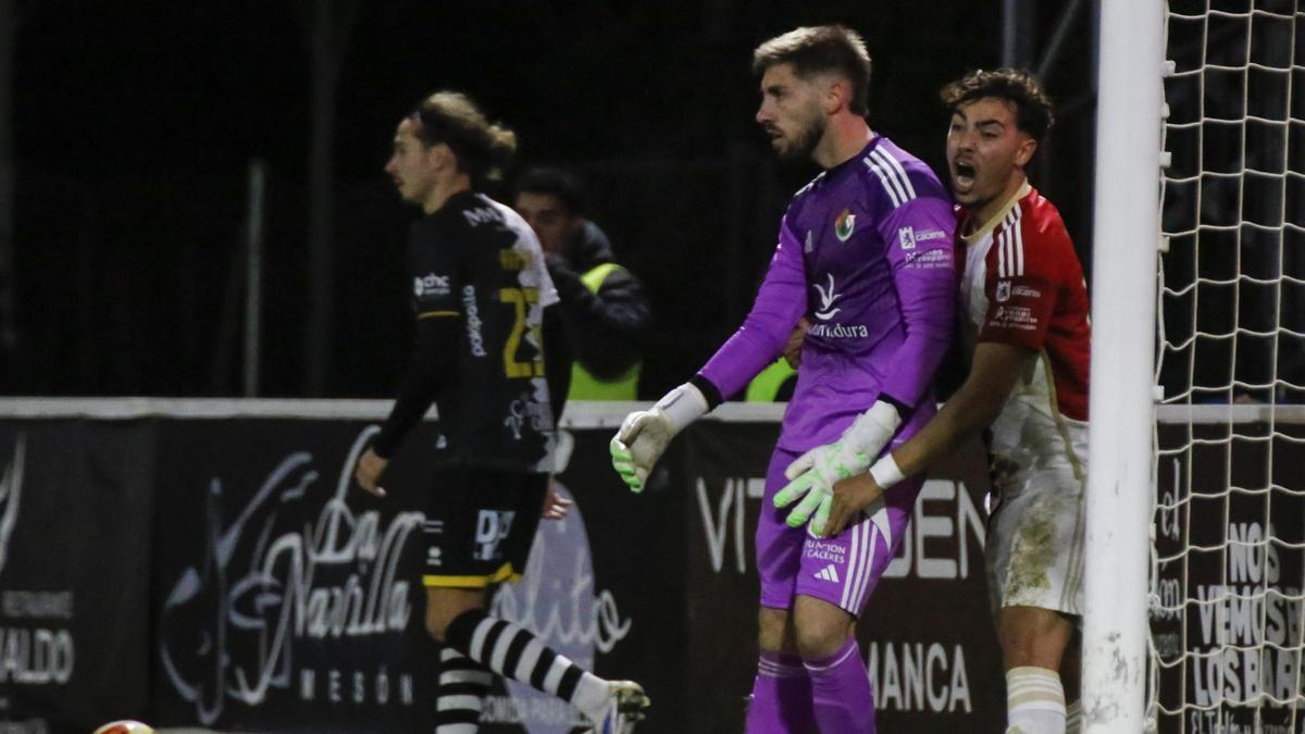 Osama felicita a Sergio Nieves tras parar un penalti el meta del Cacereño ante el Unionistas.