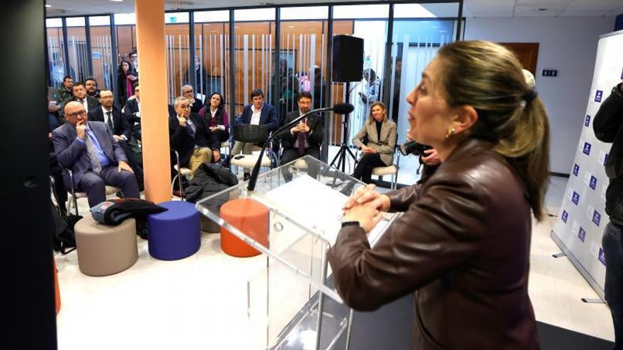 En el atril, la presidenta de FADE, María Calvo. En primera fila, de izquierda a derecha, el director general de Industria, Juan Carlos Aguilera; el presidente de Femetal, Antonio Fernández-Escandón; el consejero de Industria, Enrique Fernández, y la directora del Idepa, Eva Pando. | Miki López