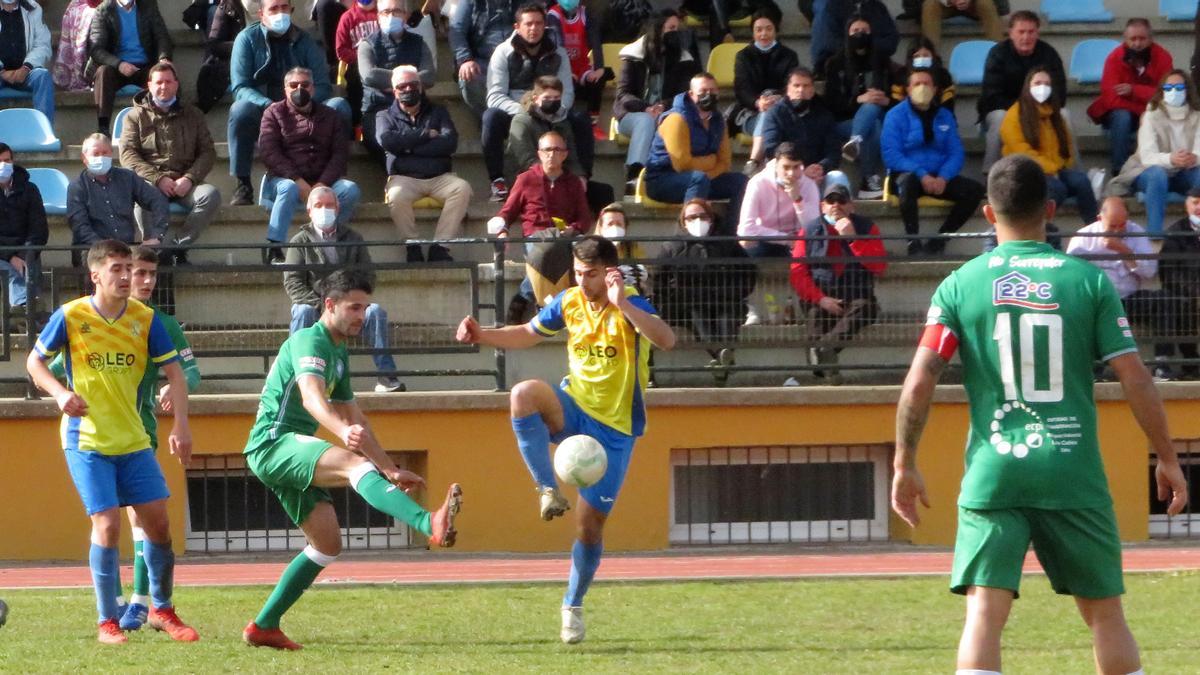 Imagen del primer equipo del C.P. Monesterio frente al Zafra