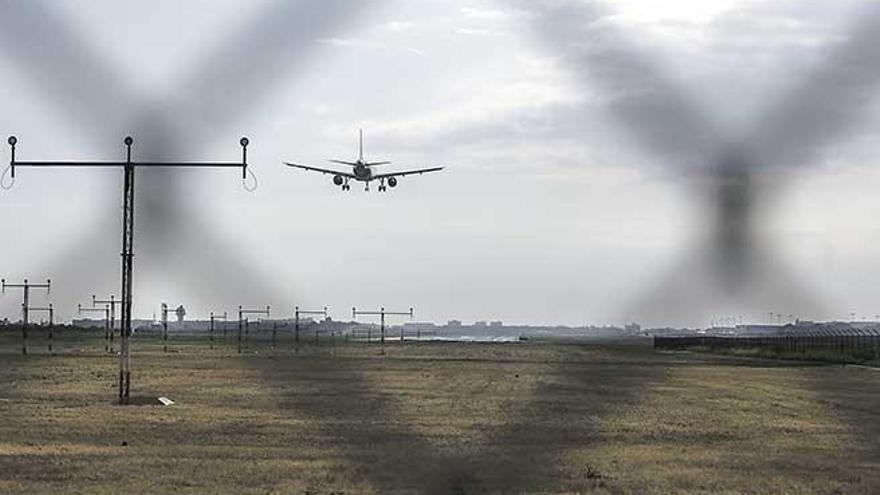 Un avión aterriza en el aeropuerto de Son Sant Joan.