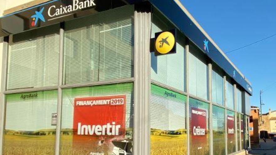 La sucursal bancària amb el vidre trencat
