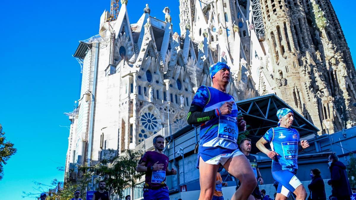 Corredores del maratón en la calle Mallorca, a los pies de la Sagrada Família.