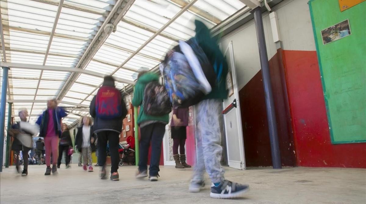 Alumnos en una escuela en barracones de Barcelona. Alumnos en una escuela en barracones de Barcelona.