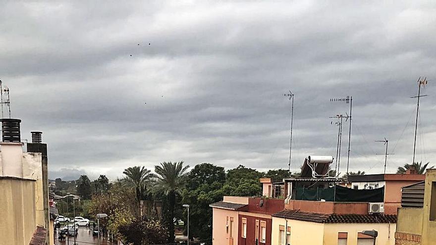 Una inundación en el barrio de Les Basses de Alzira. | R. SEBASTIÁN