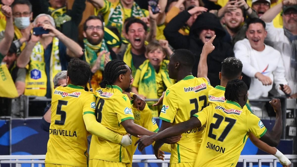 Los jugadores del Nantes celebran el gol de Blas con su afición