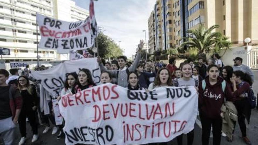 Los padres de los institutos de la Playa de San Juan reclaman otro colegio