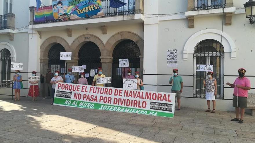 La Plataforma No al Muro retoma su reto de soterrar el paso del tren en Navalmoral de la Mata