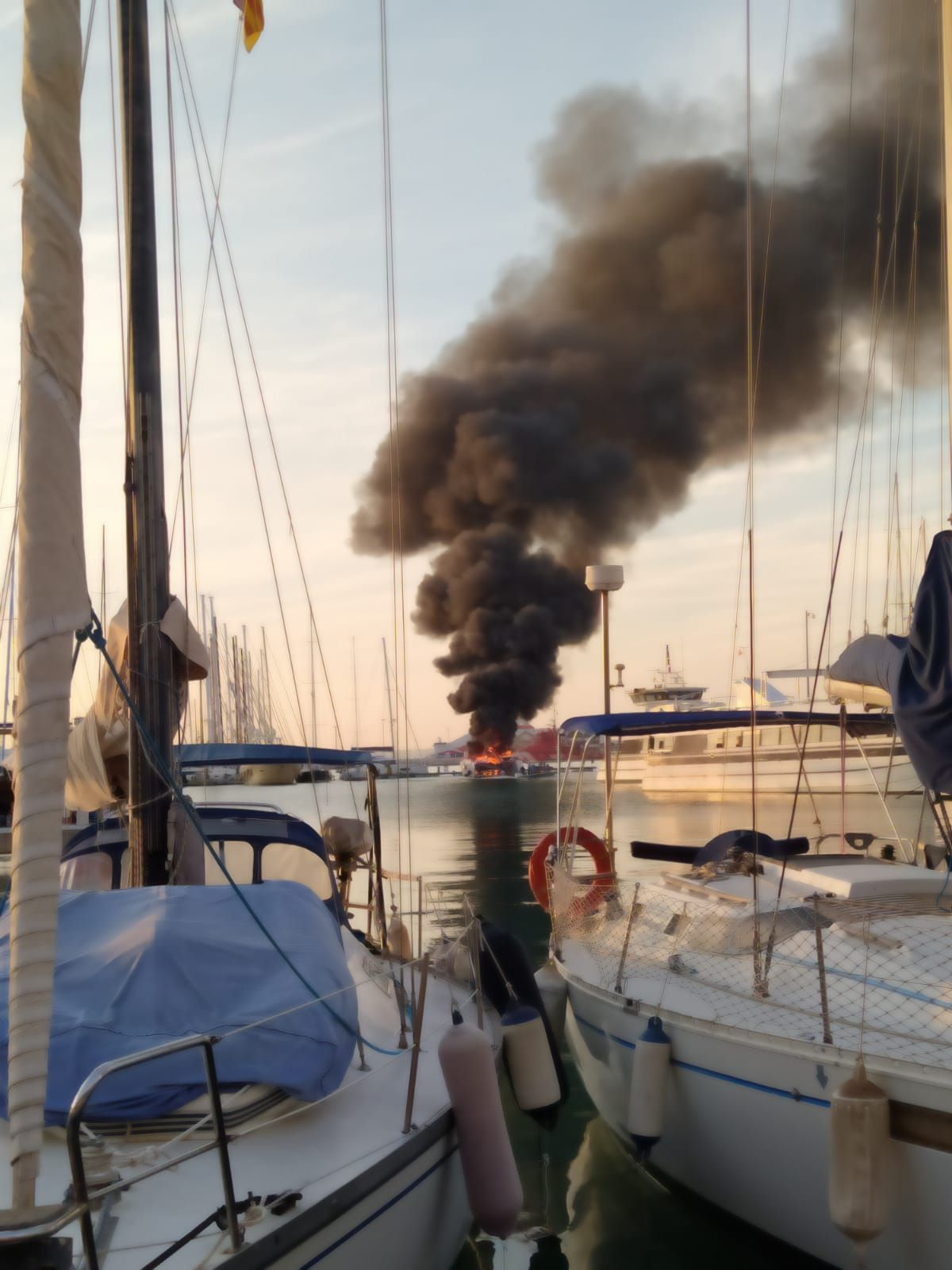 Arde un catamarán en el puerto de Palma