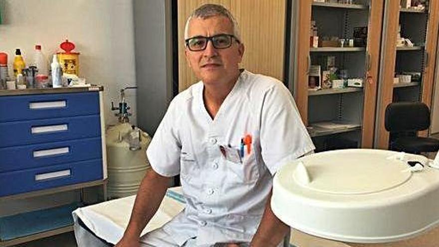 Andrés Palacios, jefe de Dermatología, en su consulta.