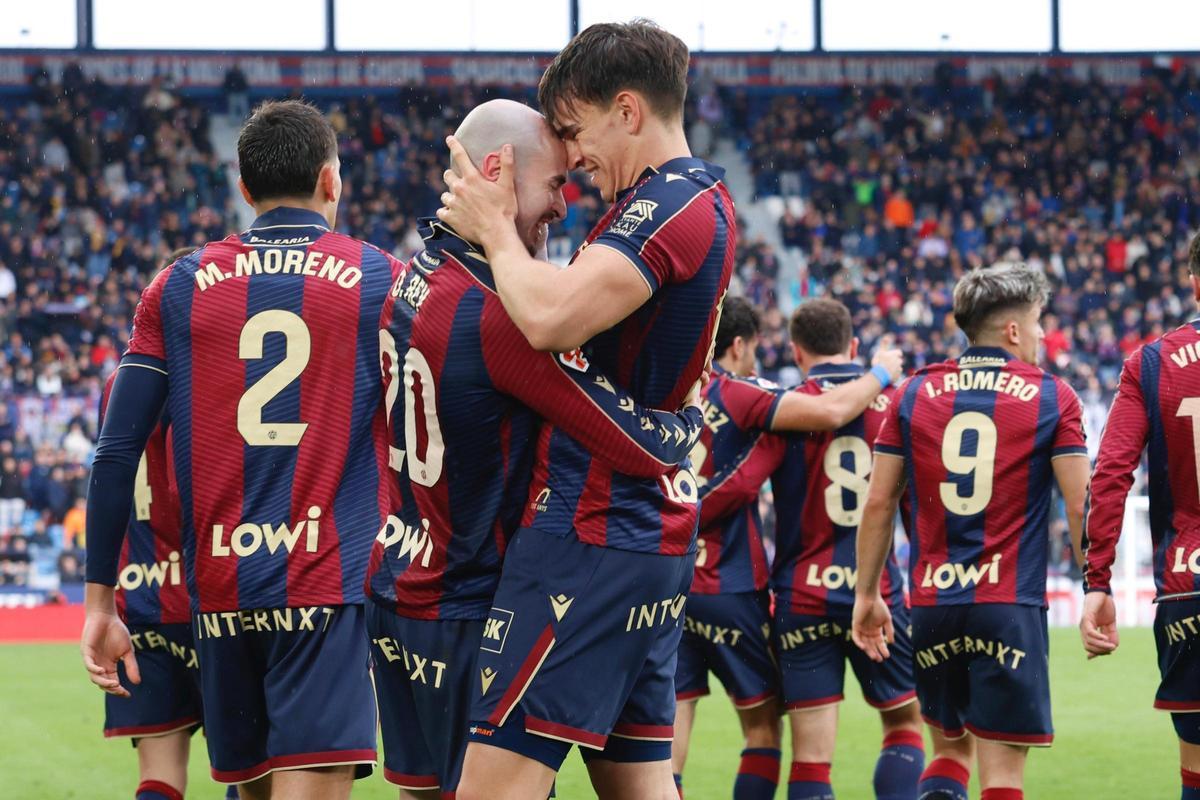 Espí celebra junto a Oriol su tanto contra el Girona.