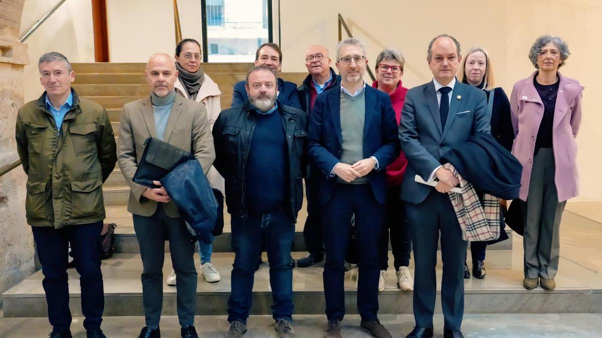 El conseller Arcadi España y Manuel Illueca (IVF), esta mañana, con los abogados de los damnificados localizados.