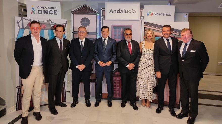 Juanma Moreno y Miguel Carballeda (centro), entre los galardonados con los Premios Solidarios del Grupo Social ONCE Andalucía 2024.