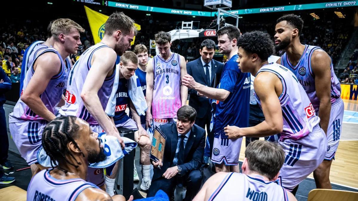 Los jugadores del Alba Berlín durante un tiempo muerto el pasado curso en la Basketball Champions League.