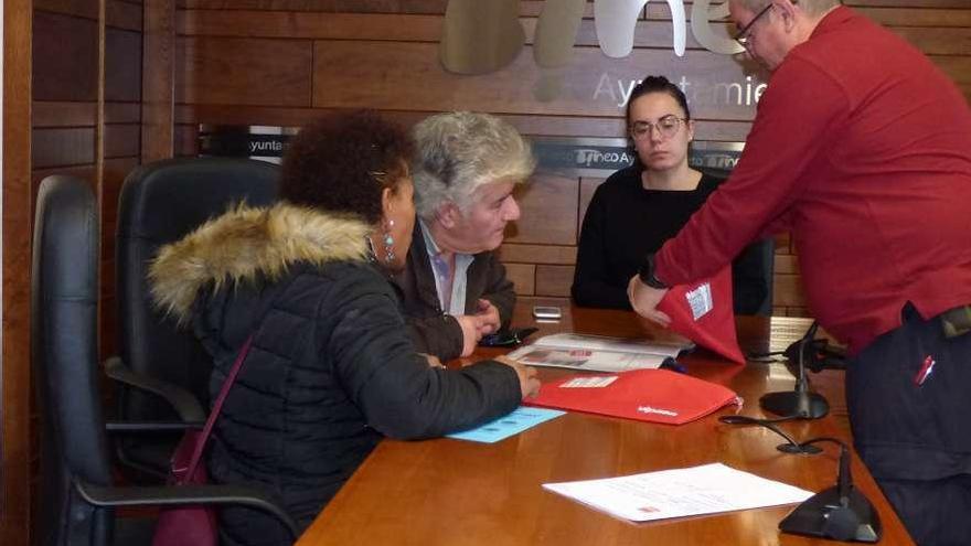 Guillermina Castillo y Manuel Ramón Carús reciben la documentación y las llaves de manos de Elías Álvarez. En la cabecera de la mesa, la edil Jennifer Fernández.