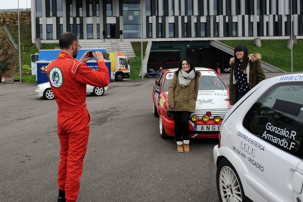 Exhibición automovilística en Langreo