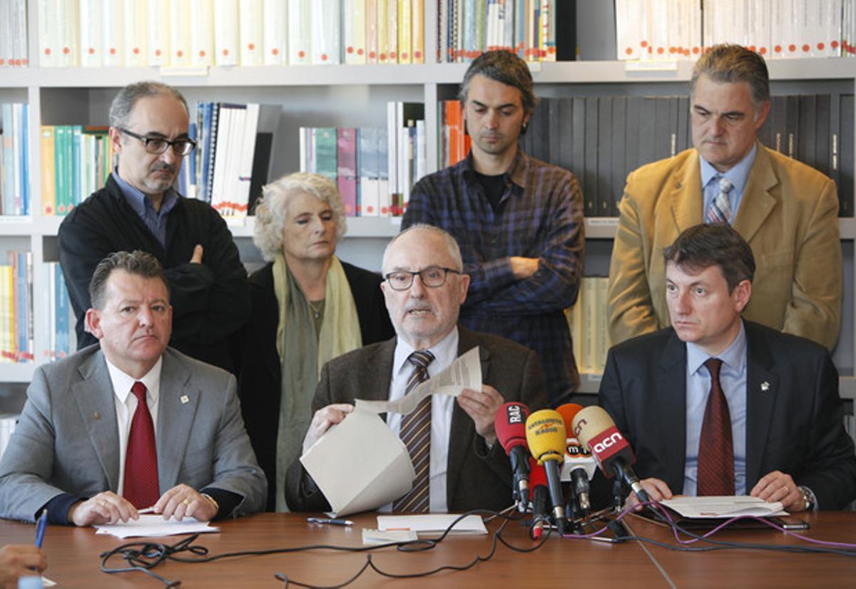Rafael Ribó, al centre, amb Joan Mora (dreta), alcalde de Mataró, i altres regidors de la ciutat. Rafael Ribó, al centre, amb Joan Mora (dreta), alcalde de Mataró, i altres regidors de la ciutat.