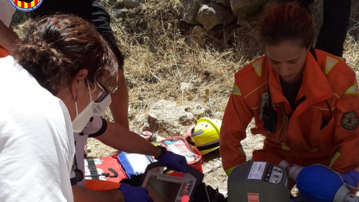 Los efectivos sanitarios atienden al hombre fallecido en Pou Clar, en Ontinyent. Sólo han podido confirmar su muerte.