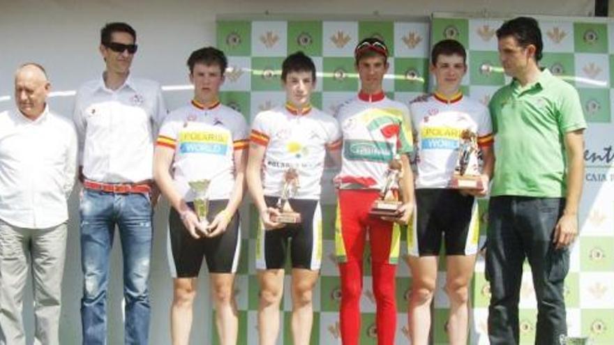 Los ganadores de la prueba cadete, primera edición del ´Trofeo Escuela de Ciclismo Sun&amp;Racing´, puntuable para el Campeonato Regional de ciclismo, posan en foto de familia.