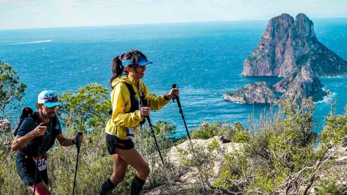 El paraguayo William Aveiro
observa la subida que tiene
por delante, ayer durante
la Maratón Trail. CHRISTIAN URREA | TRIDEPORTE