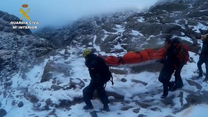 La Guardia Civil evacúa el cuerpo sin vida de un senderista desaparecido en la Sierra de Gredos