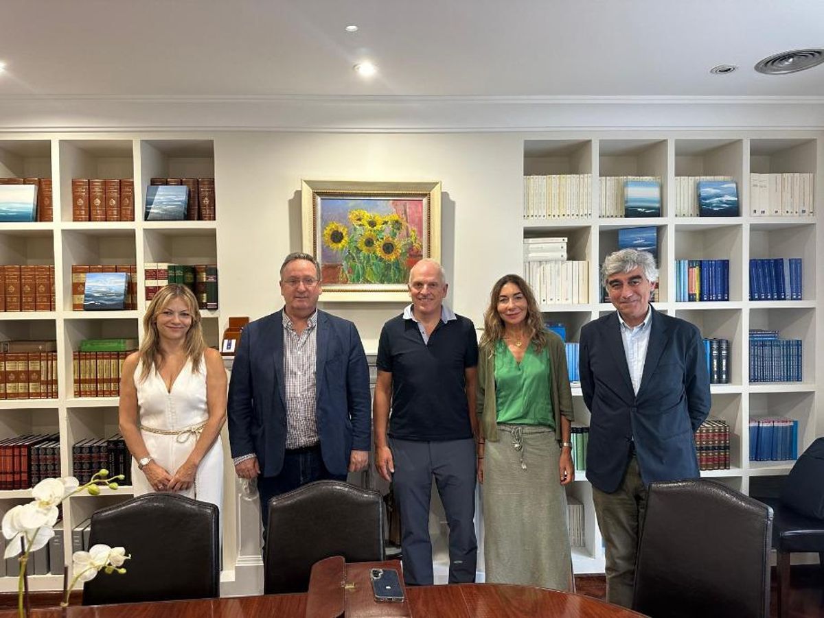 La delegada de AISGE en Santiago de Compostela, Isabel Blanco; y el director general de AISGE, Abel Martín Villarejo, junto a la familia vendedora en la notaría de Santiago donde se ha cerrado la operación de compraventa