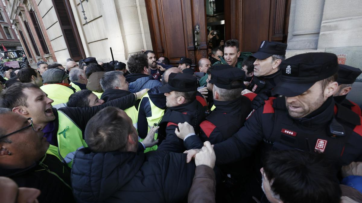 Un grupo de agricultores ha intentado entrar al Parlamento de Navarra por la fuerza sin conseguirlo