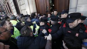 Un grupo de agricultores ha intentado entrar al Parlamento de Navarra por la fuerza sin conseguirlo