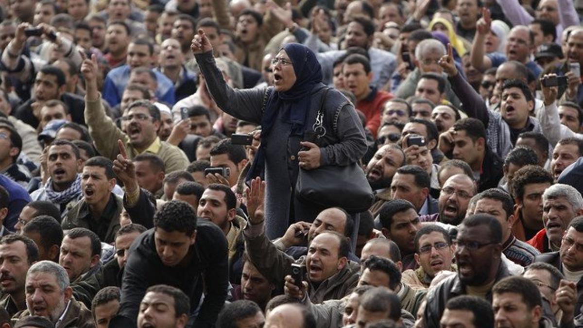 Manifestantes egipcios protestan contra el régimen de Mubarak en la emblemática plaza Tahrir de El Cairo, el 1 de febrero del 2011.