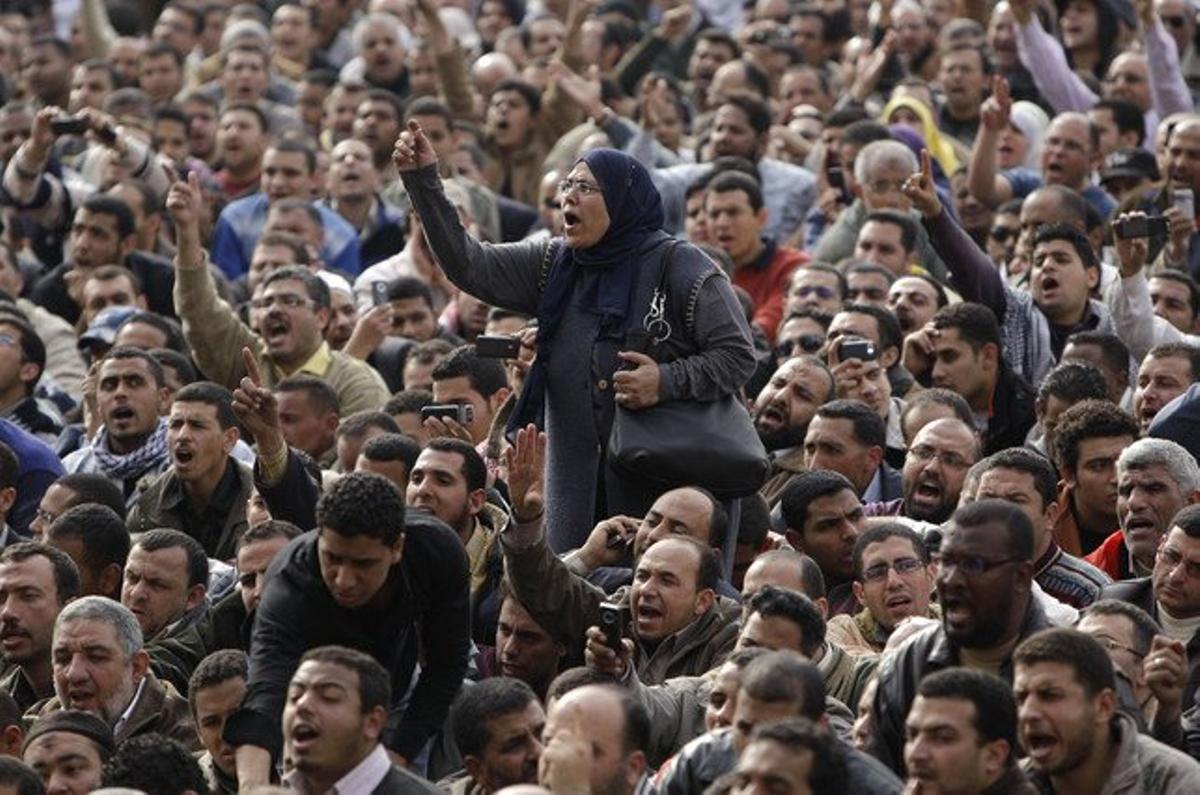 Manifestants egipcis protesten contra el règim de Mubàrak en l’emblemàtica plaça Tahrir del Caire, l’1 de febrer del 2011.