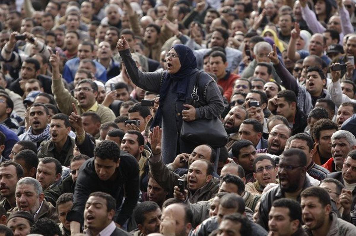 Manifestants egipcis protesten contra el règim de Mubàrak en l’emblemàtica plaça Tahrir del Caire, l’1 de febrer del 2011. Manifestants egipcis protesten contra el règim de Mubàrak en l’emblemàtica plaça Tahrir del Caire, l’1 de febrer del 2011.