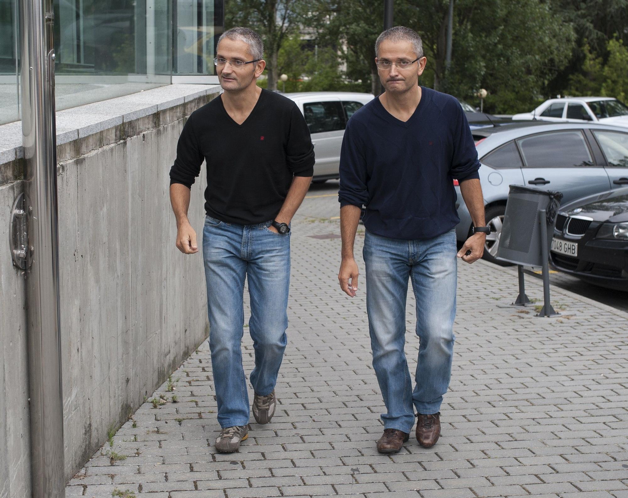 Los inspectores Roy y Bernardo D. L., en una visita al juzgado.