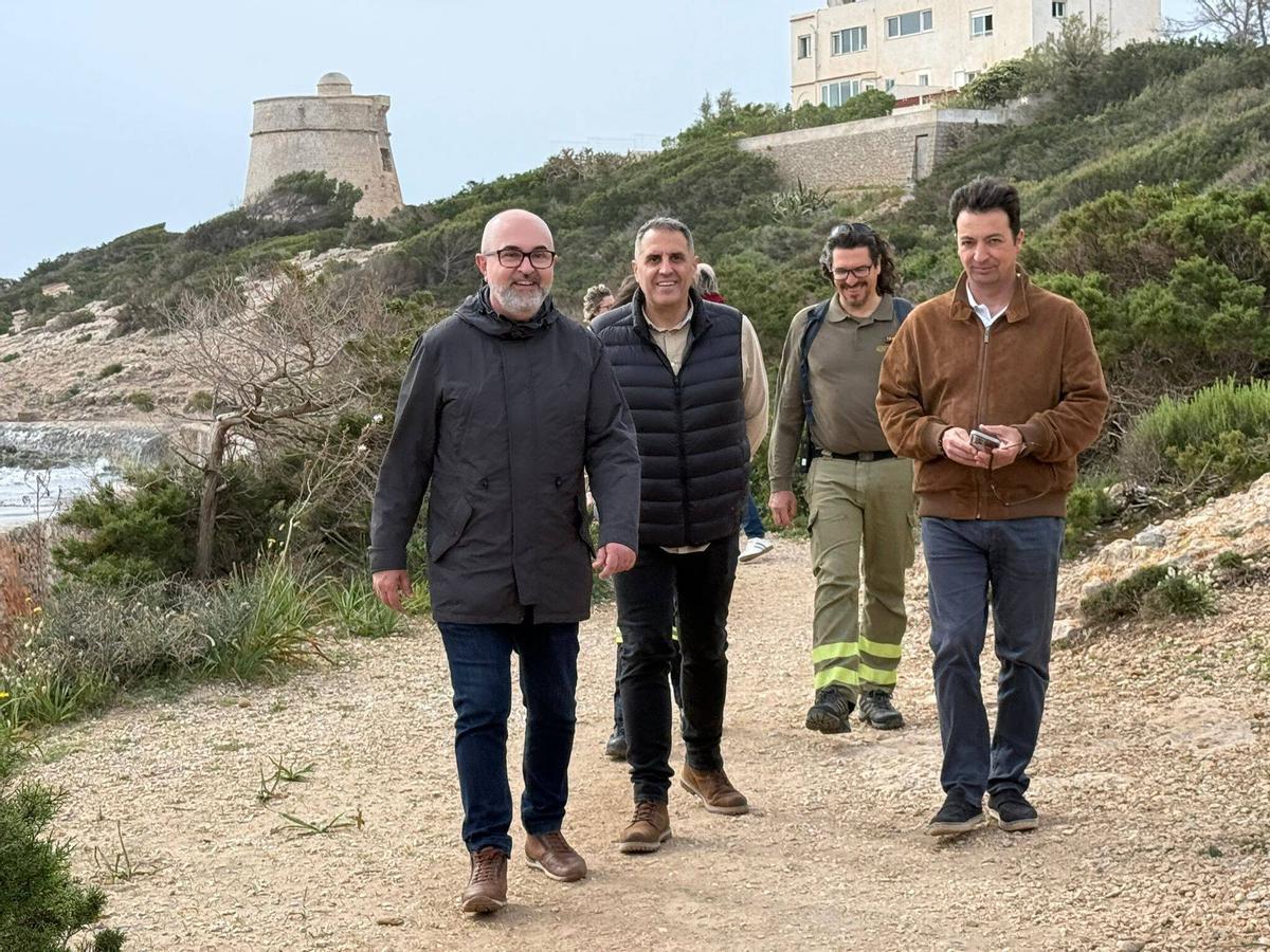 Todas las imágenes de los restos del yate hundido y el cierrer de la playa más cercana a sa Sal Rossa