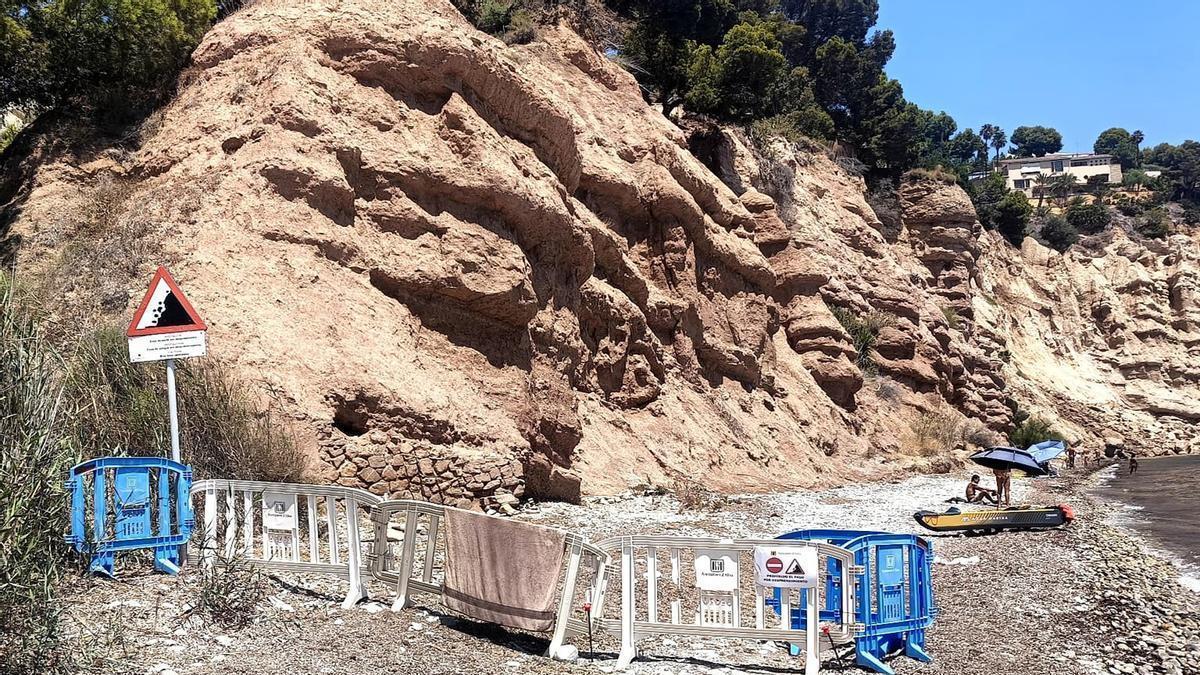 Señalizacion de desprendimientos y vallado de prohibicion de acceso a la playa de La Solsida, en Altea
