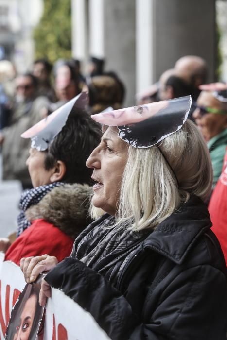 Manifestación de los sindicatos UGT y CCOO en Oviedo contra las políticas del Gobierno