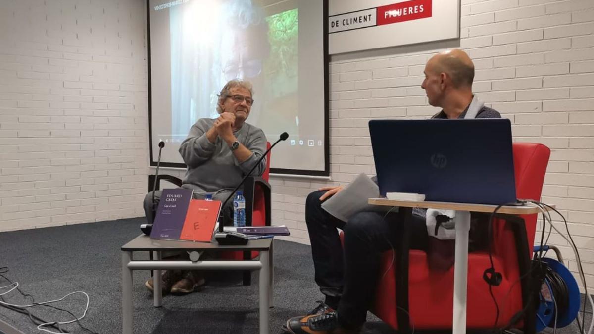 El poeta Eduard Casas responent preguntes de Lluís Bosch, durant la presentació del llibre.