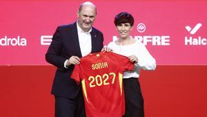 El presidente de la Real Federación Española de Fútbol, Rafael Louzán (i) presenta a Sonia Bermúdez como nueva entrenadora de la selección absoluta femenina.